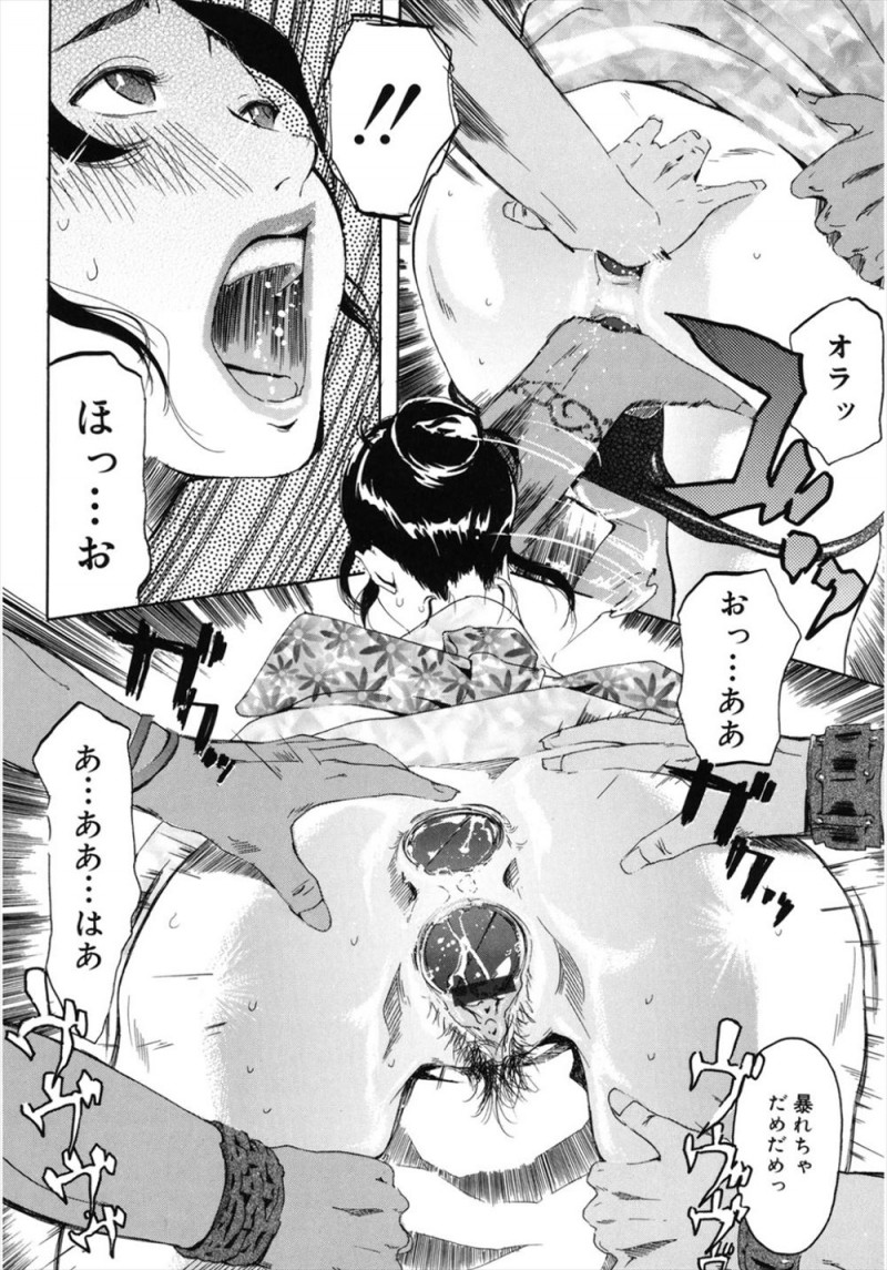【エロ漫画】夏祭りに旦那と娘と出かけていた浴衣姿の美人人妻が、欲求不満な身体を集団痴漢にまさぐられて悶絶し二穴中出しレイプされる！