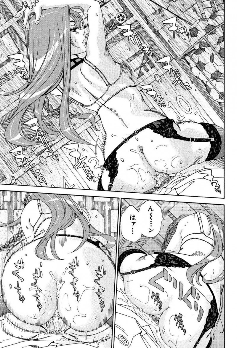 【エロ漫画】気弱な同級生と体育倉庫でこっそりセックスするヤリマン不良JK…彼女は彼のチンポを膣やアナルに挿入させては中出しさせたり、口内射精させたりと精子まみれになる！